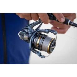 Shimano Ultegra Spinning Reel 2500HGFC 9 Shimano Ultegra Spinning Reel 2500HGFC -Fishing Supplies Sale BCF 611634 02 hi res